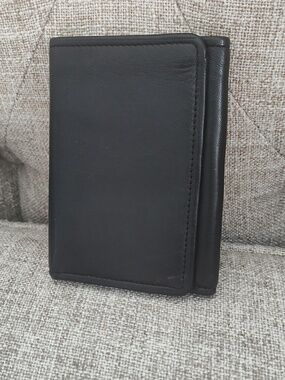 Beautiful Black Lambskin Leather Men’s Trifold Wallet